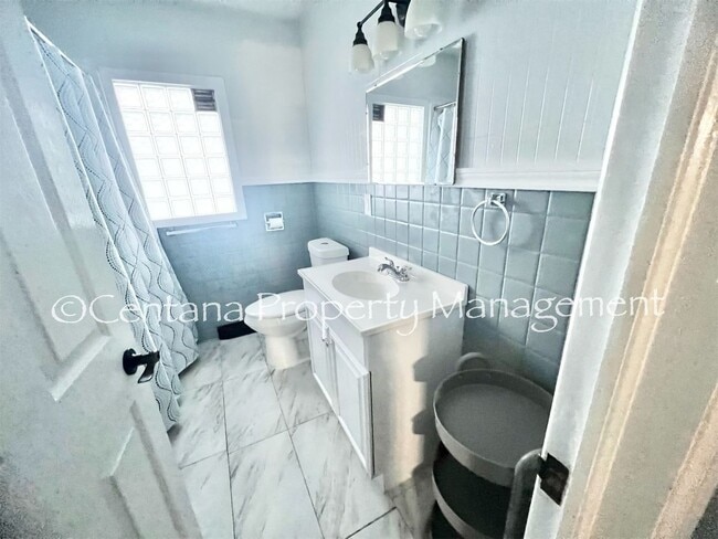 Building Photo - Large 2 bedroom house with an oversized ga...
