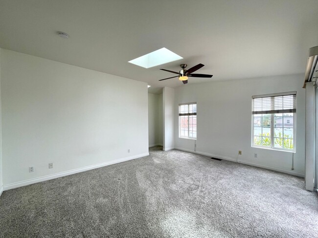 Building Photo - Beautiful 3-story, 3B/3BA in Hillcrest!