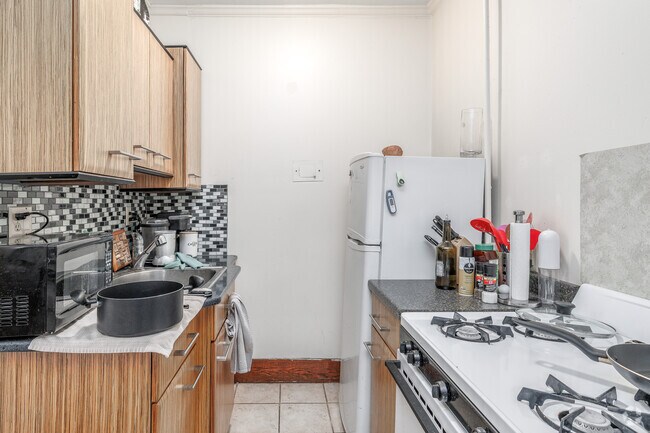1BR, 1BA - 610SF - Kitchen - 318 E Seneca St
