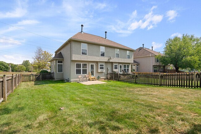 Building Photo - {13862} Spacious townhome in Prime Location + Maintenance Provided Community + Neighborhood Pool ...