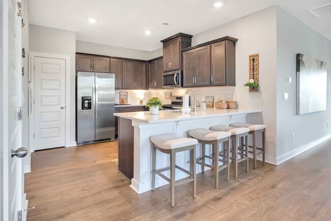 Building Photo - Stunning unit in 55+ community