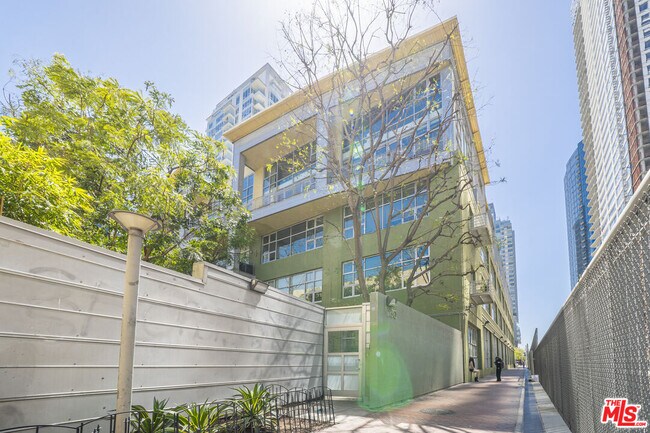 Building Photo - 1130 Flower St