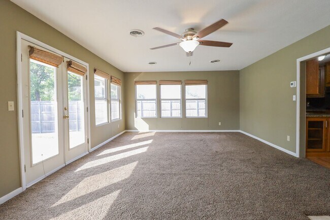 Building Photo - 2 Bed | 3 Bath with In-Ground Pool in Cent...