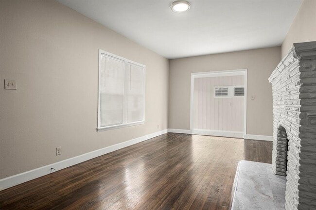 Building Photo - 5001 McKinney St