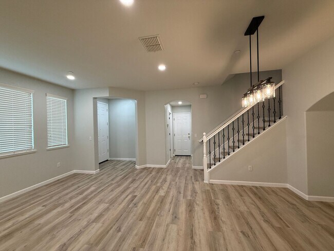 Building Photo - Lovely Laguna Pointe Condo!