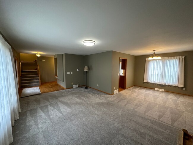 Building Photo - Huge 3BR/3BA house on Madison's West Side!