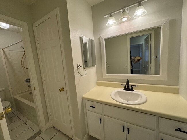 Building Photo - Gulf Breeze - Greenbriar Estates - 2 bedro...
