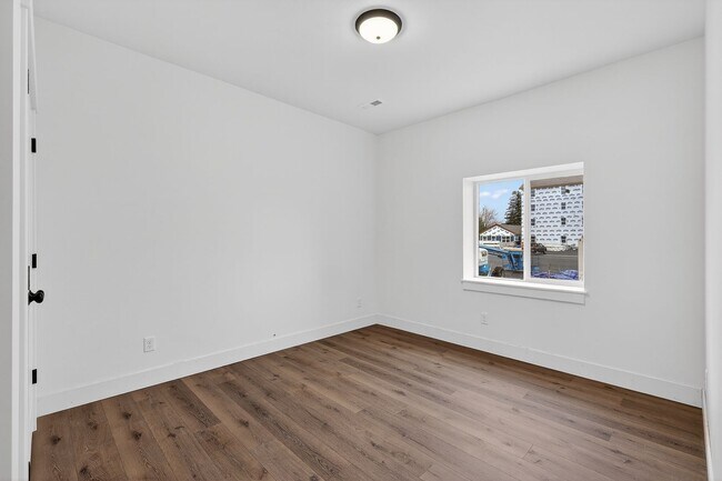 Building Photo - L199ER