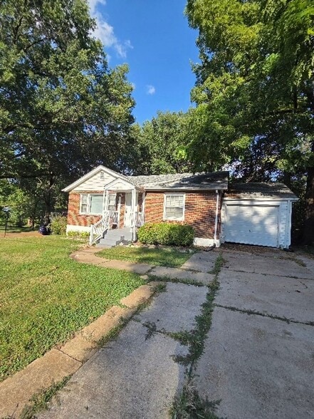 Building Photo - 1816 N Hanley Rd