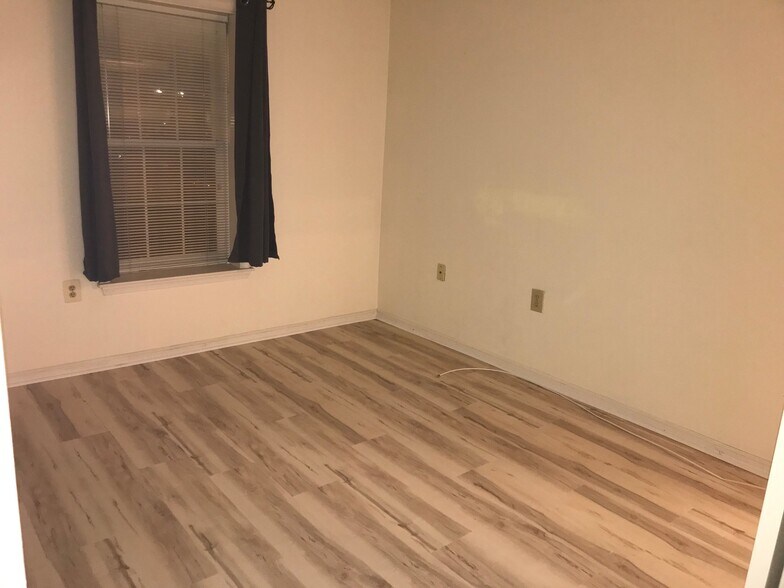 Building Photo - 10714 Kings Riding Way
