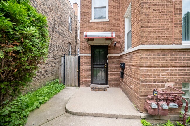 Building Photo - 1640 N Linder Ave
