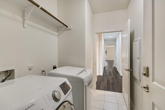 Building Photo - 8501 Looksee Ln