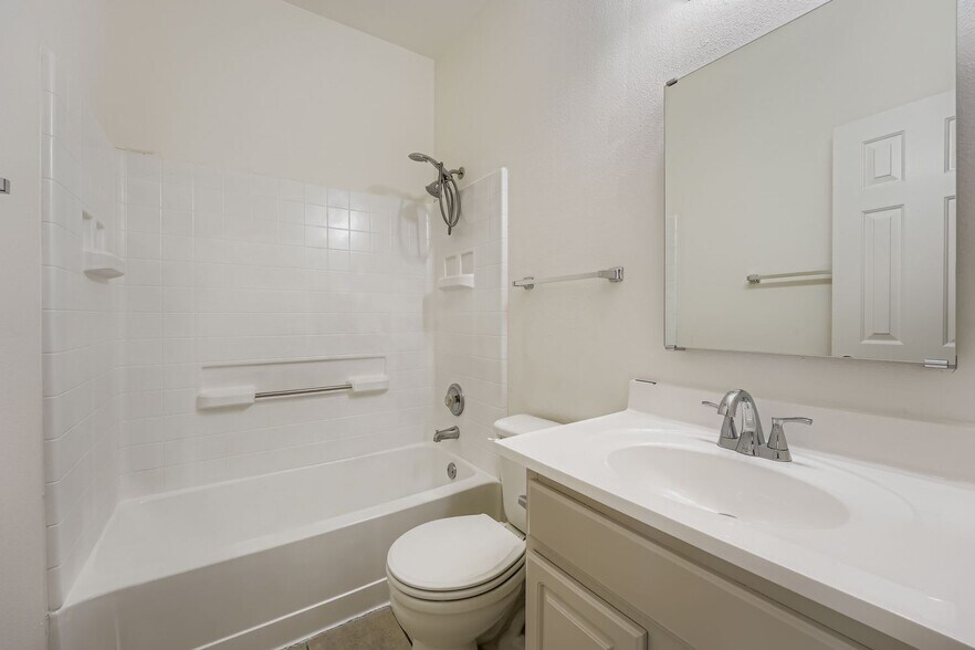 Upstairs bathroom - 7207 Bethune