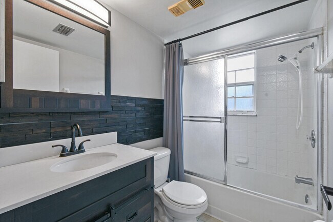 Building Photo - 1631 SE Green Acres Cir