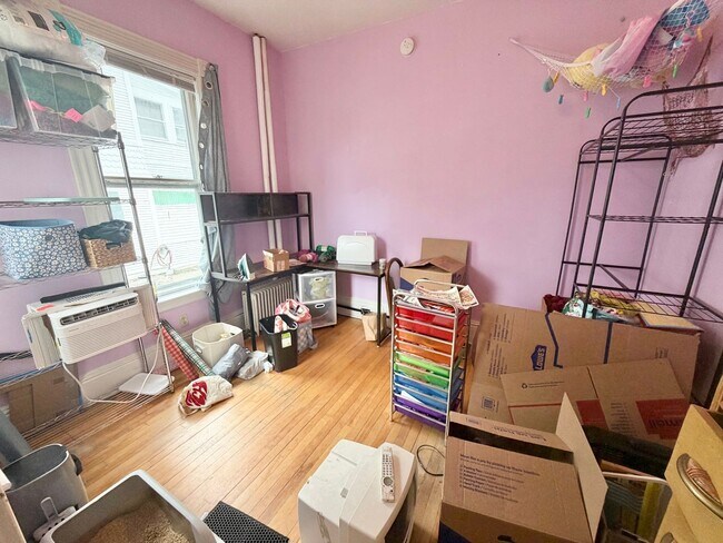 Building Photo - 3 Bedroom Apartment in Burlington VT Available 6/5-6/15!