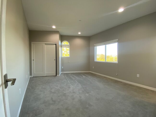 Building Photo - 2131 Carlmont Dr