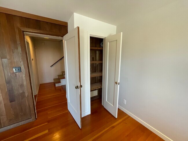 Building Photo - 1915 Oakview Dr