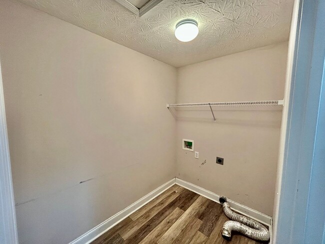 Building Photo - Large 4 Bed, 2.5 bath in Lexington!