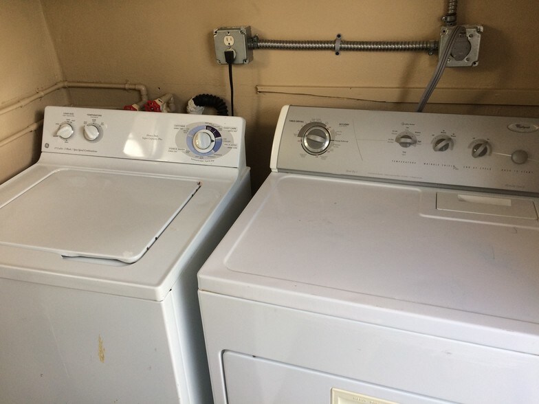Laundry - 1834 N 16th Ct