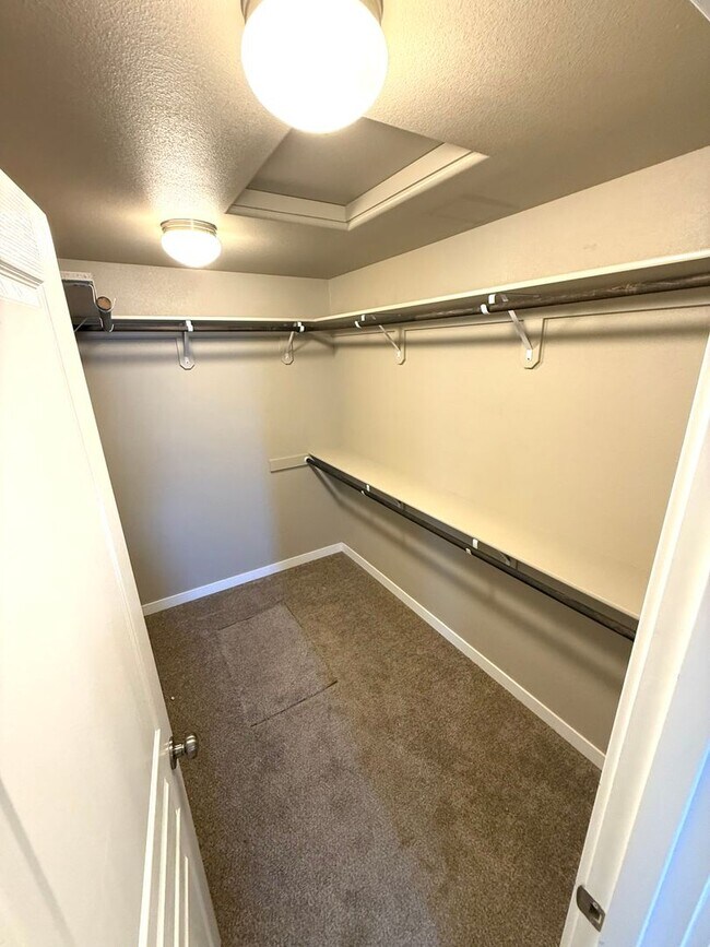 Building Photo - SCHEDULE A TOUR TODAY TO VIEW THIS STUNNING HOME IN SW REDMOND!!