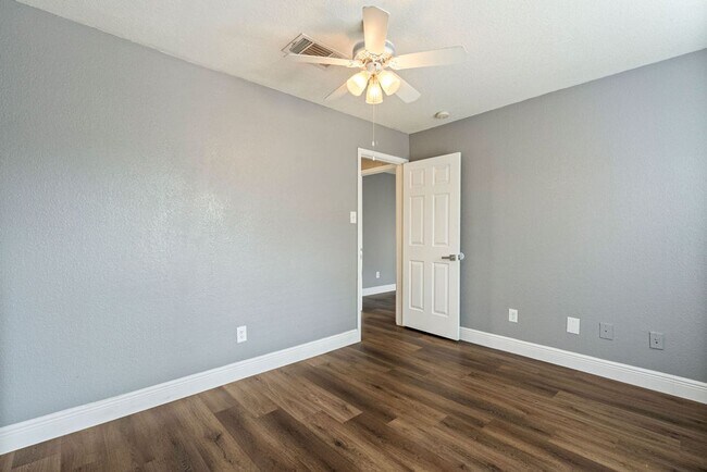 Building Photo - Don't Miss Out On This Spacious 3bd/2bath Home!