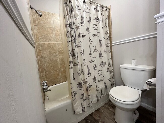 Building Photo - 3 Bedrooms, 1.5 Bathroom - Home in Sherwood Forest!