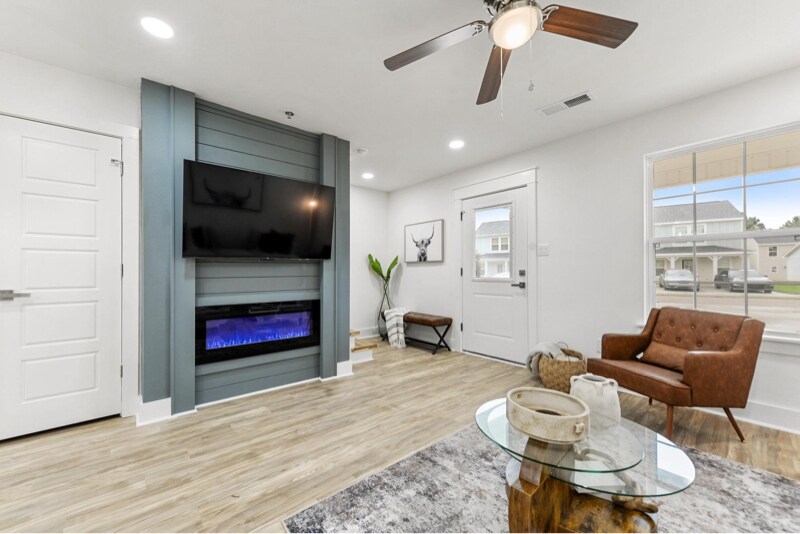 Building Photo - 1004 Middle Ln