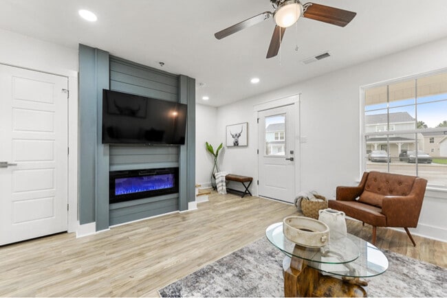 Building Photo - 1012 Middle Ln