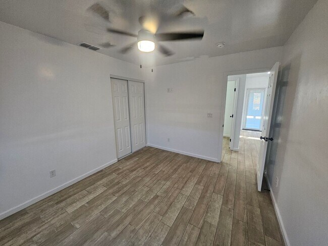 Building Photo - 1st MONTH'S RENT FREE!!! 3 Bedroom Home Located in Bullhead City