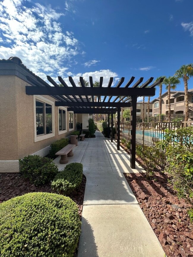 Building Photo - Beautifully remodeled 3 bedroom 2 bathroom downstairs condo right next to the pool!!