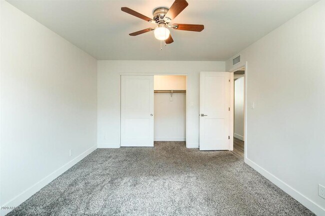 Building Photo - 3140 E Glenrosa Ave