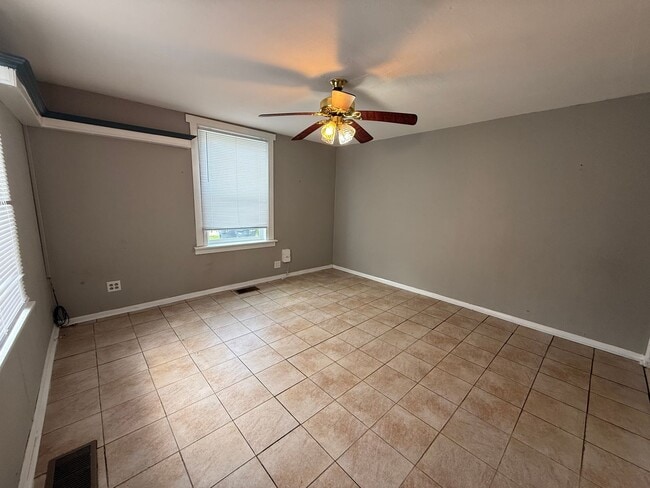 Building Photo - Large 3 bed 1 bath! - Elwood!
