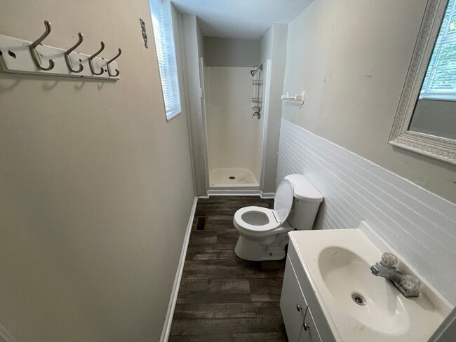 Building Photo - 3 Bedroom Near Downtown! Section 8 OK!