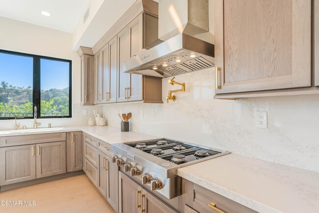 Building Photo - 252 Capri Dr