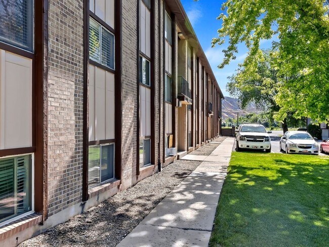 Building Photo - 1355 N Redwood Rd