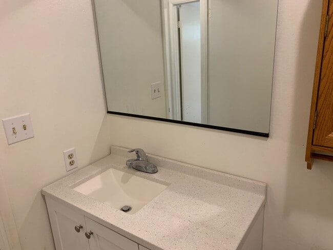 Building Photo - 1/1 Downstairs unit in Royal Summit