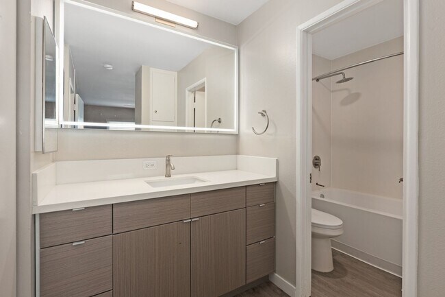 Building Photo - Awesome Updated 1 Bedroom Apartment @ The Steelio with parking, pool and AC!