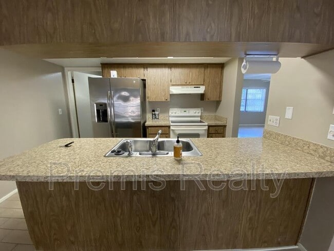 Building Photo - 14875 Cromwell Dr
