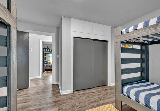 Building Photo - 4 bedroom 2 Bath - Available Now on Main A...