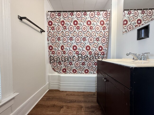 Building Photo - 3 Bedroom single family home