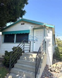 Building Photo - Charming Studio-Style Home with Ocean View...