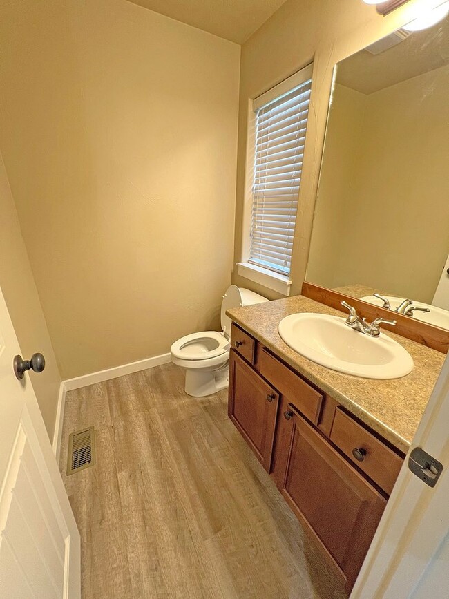 Building Photo - Three Bedroom in Four Corners, Water Included