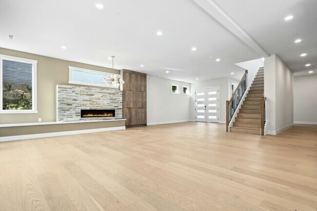 Building Photo - 5Bd/4.5Ba Bellevue House