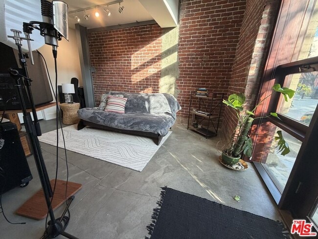 Building Photo - 940 E 2nd St