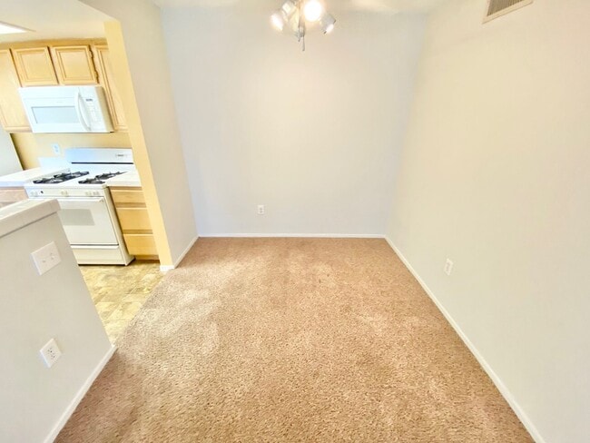 Building Photo - BEAUTIFUL 1 BEDROOM CONDO IN GATED COMMUNITY WITH POOL, SPA & CLUBHOUSE