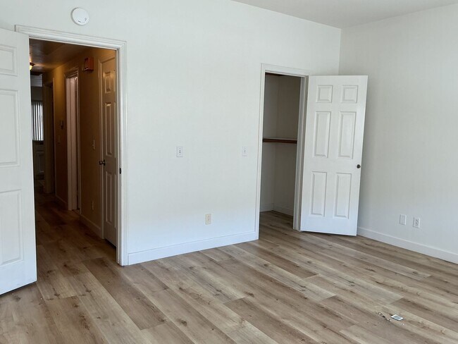 Building Photo - Los Caballeros #526