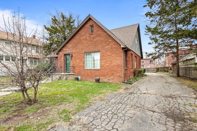 Building Photo - 415 S Jackson Ave