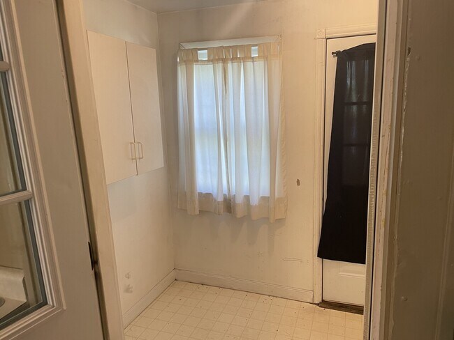 Building Photo - Rost Duplex