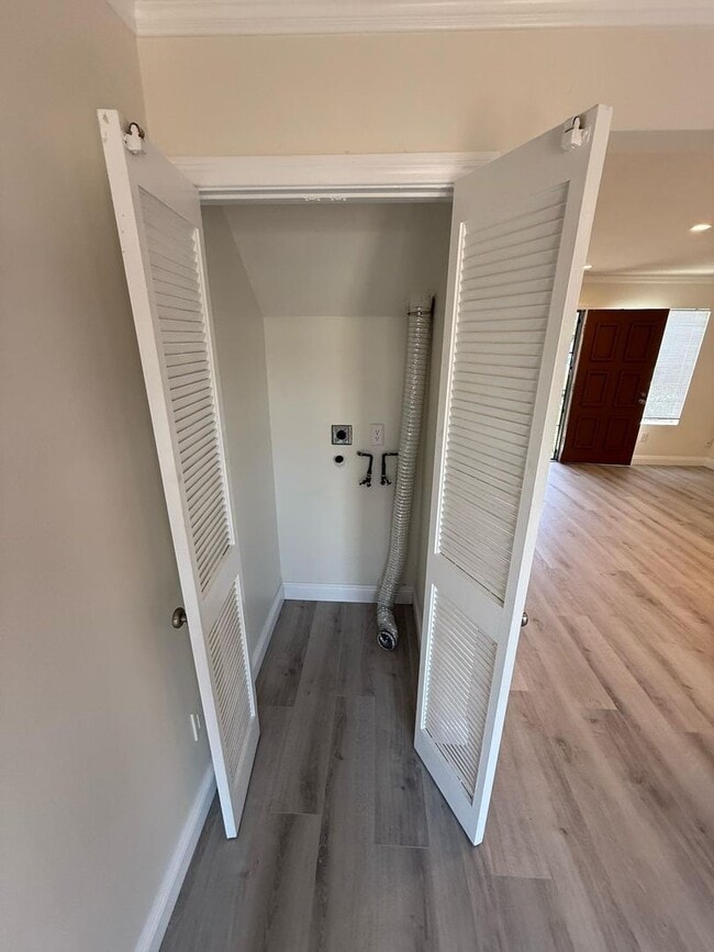 Building Photo - 2 bedroom 1.5 Bath Upgraded Townhome
