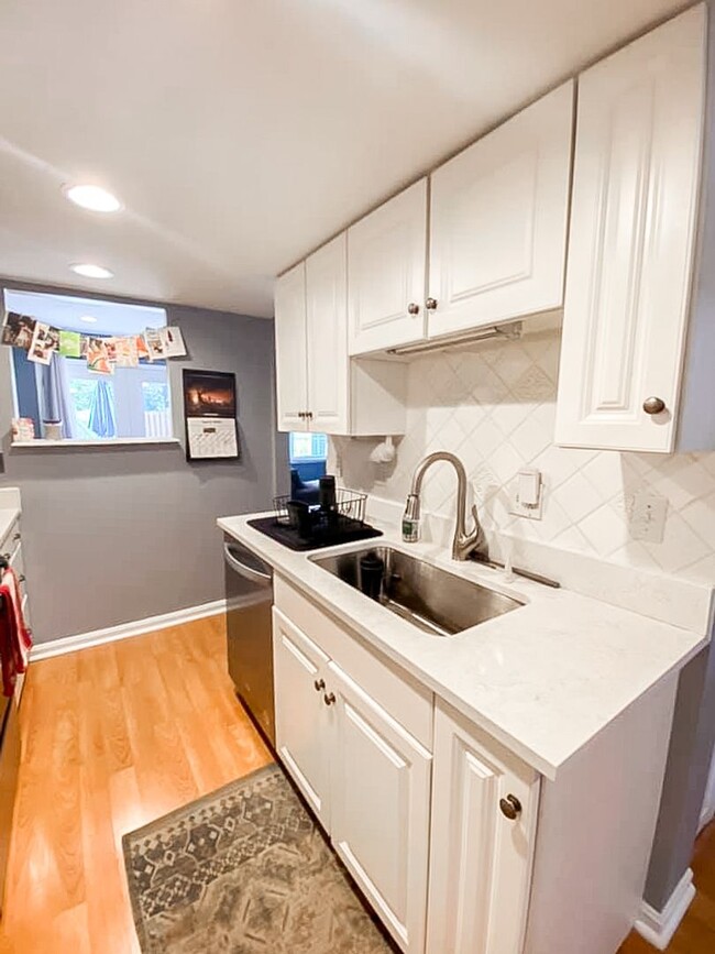 Building Photo - Beautiful 3 Bedroom 2.5 Bathroom Brick Fro...